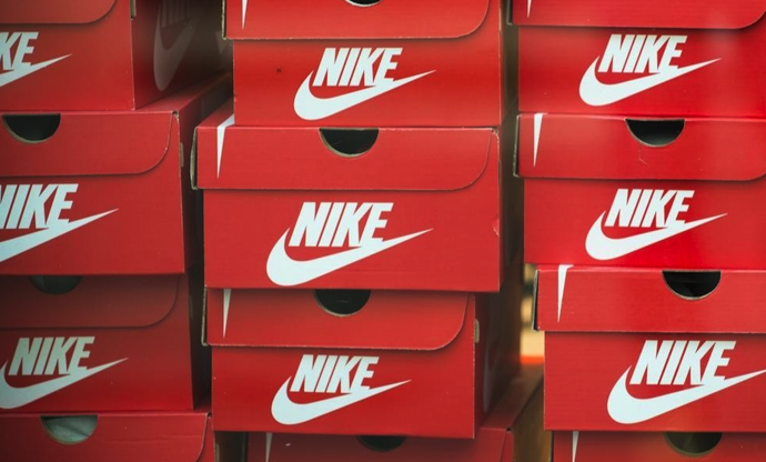 Nike的Logo設(shè)計是一個經(jīng)典的“Swoosh”圖形，簡潔而富有力量感.png